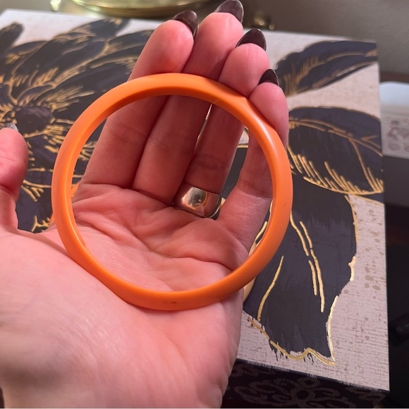 Vintage 70s Acrylic Pretty Orange and Cream Bangle Set of 3 B1 - Picture 3 of 7